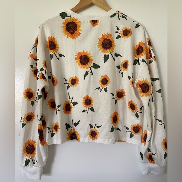 💫 HOST PICK 💫 Allover Sunflower Print Twist Front Sweatshirt. - Picture 3 of 7